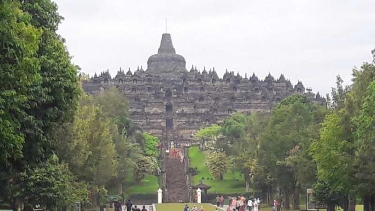 Sejumlah wisatawan mengunjungi Candi Borobudur, di Kabupaten Magelang, Jawa Tengah. ANTARA/Heru Suyitno