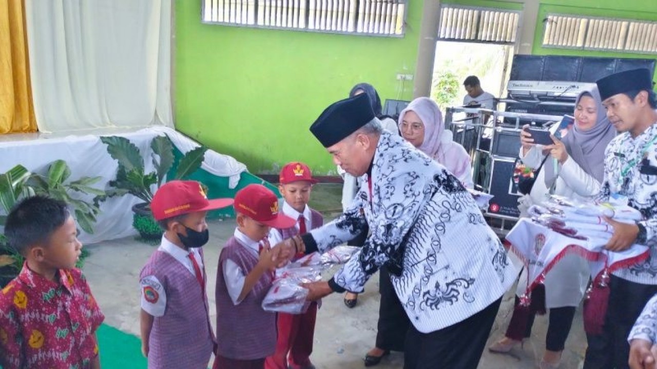 Bupati Rejang Lebong Syamsul Effendi membagikan secara simbolis seragam sekolah gratis pada peringatan Hari Guru Nasional (HGN) tahun 2022 di daerah itu pada 21 Desember 2022. dok.ANTARA/Nur Muhamad