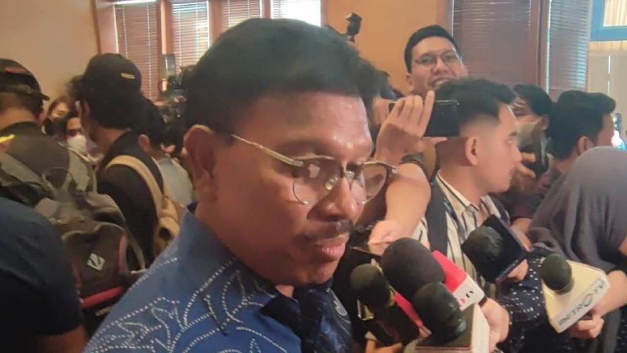 Sekjen DPP Partai NasDem Johnny G Plate saat memberikan keterangan pers di Jakarta, Minggu (8/1/2023). ANTARA/Syaiful Hakim