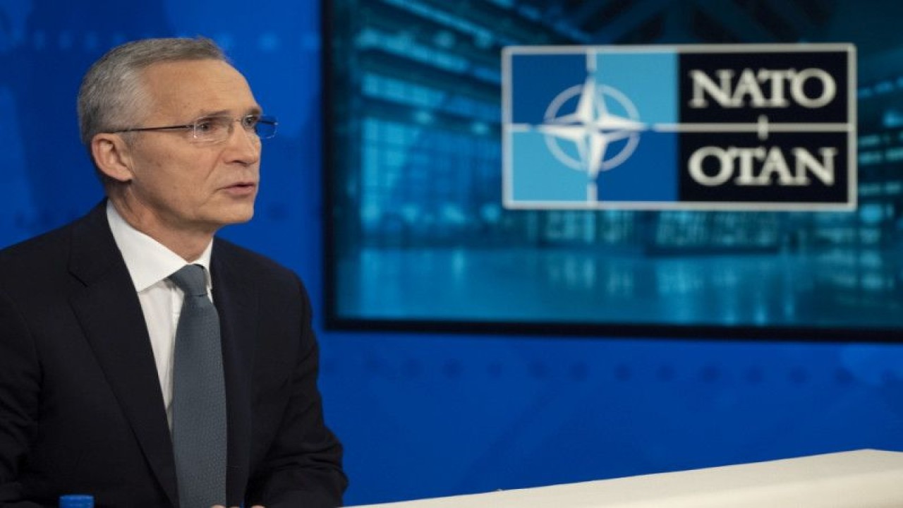 Sekretaris Jenderal NATO Jens Stoltenberg berbicara dengan editor Financial Times Roula Khalaf via video. (Dok. NATO)