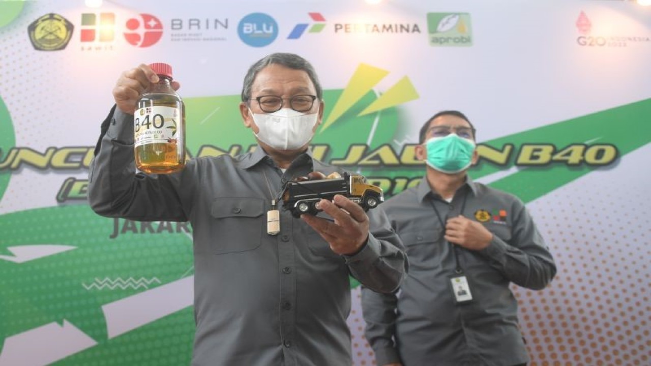 Ilustrasi: Menteri ESDM Arifin Tasrif (kiri) didampingi Direktur Jenderal Energi Baru, Terbarukan, dan Konservasi Energi (EBTKE) Dadan Kusdiana (kanan) menunjukkan bahan bakar B40 usai melepas uji jalan kendaraan di Jakarta, Rabu (27/7/2022). . ANTARA FOTO/Akbar Nugroho Gumay/wsj