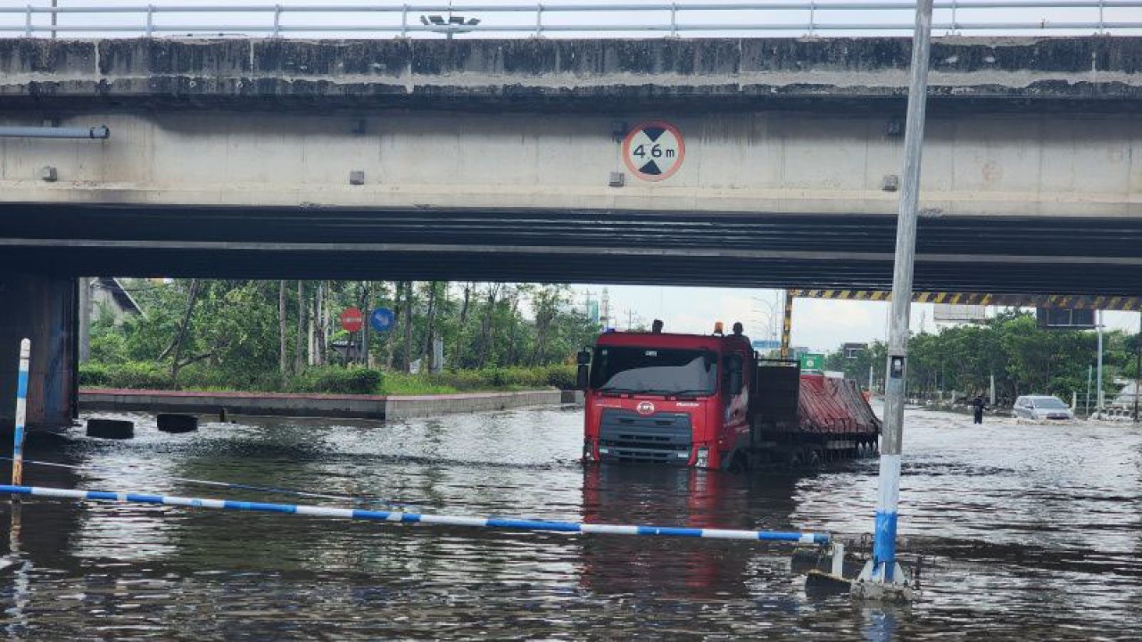 Sebuah truk melisas di Jalan Raya Kaligawe Semarang, Selasa, di bawah jembatan Tol Muktiharjo yang masih digenangi banjir. (ANTARA/ I.C.Senjaya)