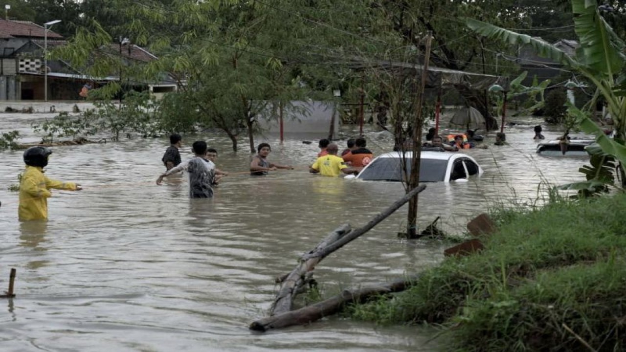 Banjir melanda Perumahan Dinar Mas, Tembalang, Kota Semarang, Jumat (6/1/2023), usai guyuran hujan deras. (ANTARA/I.C. Senjaya)