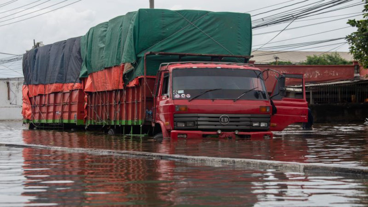Sebuah truk mogok akibat menerjang banjir yang merendam Jalur Pantura Kaligawe-Genuk, Semarang, Jawa Tengah, Senin (2/1/2023). ANTARA FOTO/Aji Styawan/wsj. (ANTARA FOTO/AJI STYAWAN)