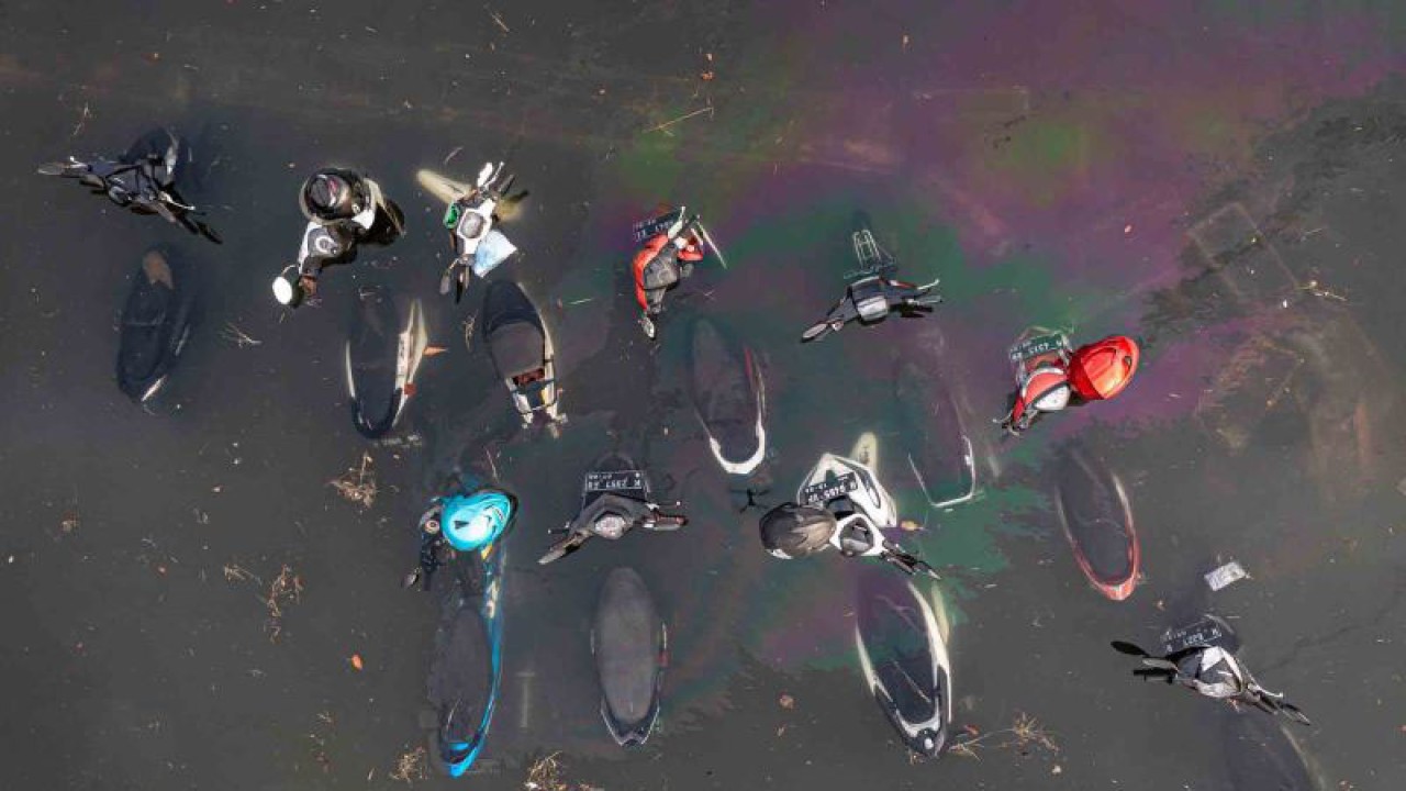 Foto udara sejumlah kendaraan roda dua terendam banjir limpasan air laut ke daratan atau rob yang merendam kawasan Pelabuhan Tanjung Emas Semarang, Jawa Tengah, Senin (23/5/2022). ANTARA FOTO/Aji Styawan/wsj.