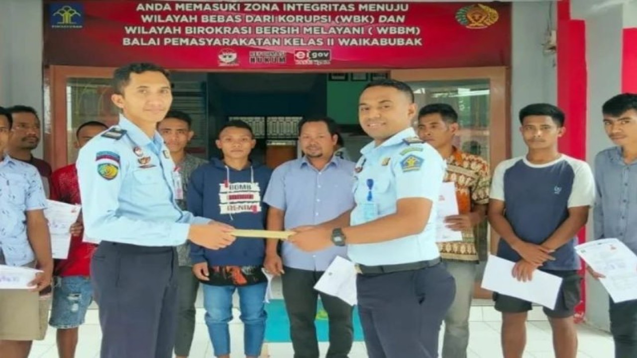Sebanyak sembilan orang Warga Binaan Pemasyarakatan (WBP) Lembaga Pemasyarakatan (Lapas) Kelas IIB Waikabubak di Kabupaten Sumba Barat, Pulau Sumba, Nusa Tenggara Timur, menjalani program asimilasi di rumah.