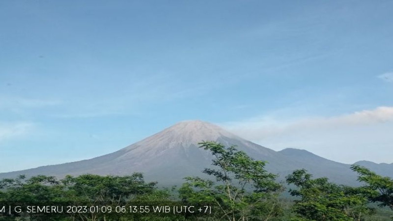 Gunung Semeru yang terpantau dari Pos Pengamatan Gunung Api Semeru di Gunung Sawur, Kabupaten Lumajang, Senin (9/1/2023). (ANTARA/HO-PVMBG)