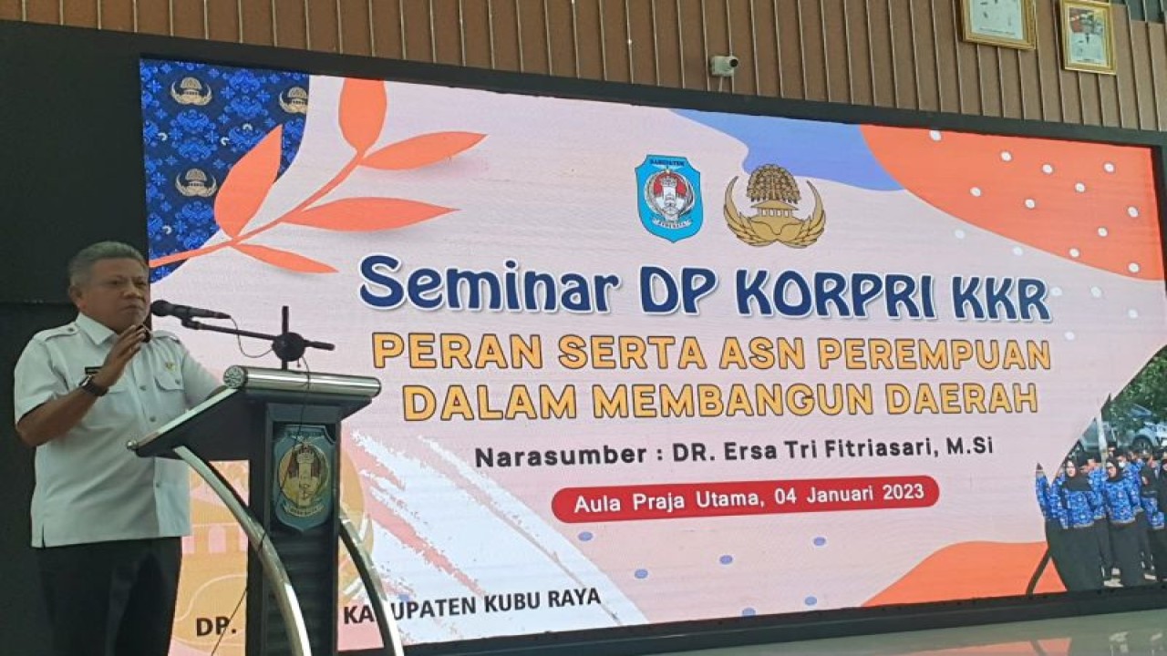 Bupati Kubu Raya Muda Mahendrawan membuka kegiatan Seminar Peran Perempuan dalam Pembangunan Daerah. ANTARA/Rendra Oxtora