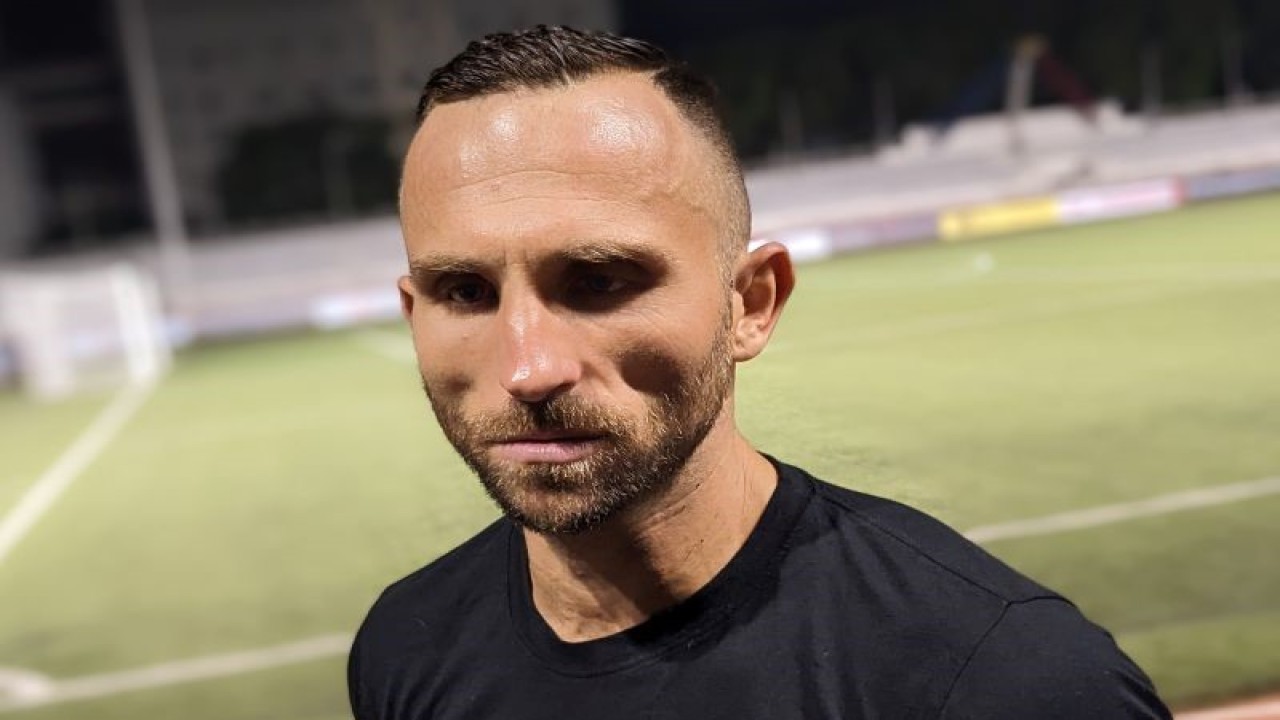 Penyerang tim nasional Indonesia Ilija Spasojevic memberikan pernyataan kepada media usai berlatih di Stadion Rizal Memorial, Manila, Sabtu (31/12/2022), menjelang laga pamungkas Grup A Piala AFF 2022 kontra Filipina, Senin (2/1/2022). (ANTARA/Michael Siahaan)