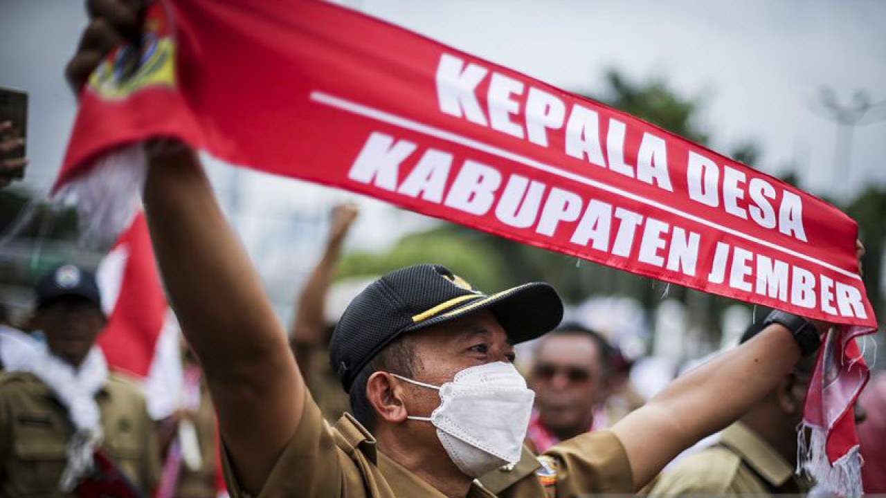 Massa dari Perkumpulan Aparatur Pemerintah Desa Seluruh Indonesia berunjuk rasa di depan Gedung DPR, Senayan, Jakarta, Selasa (17/1/2023). (ANTARA FOTO/Rivan Awal Lingga/rwa)