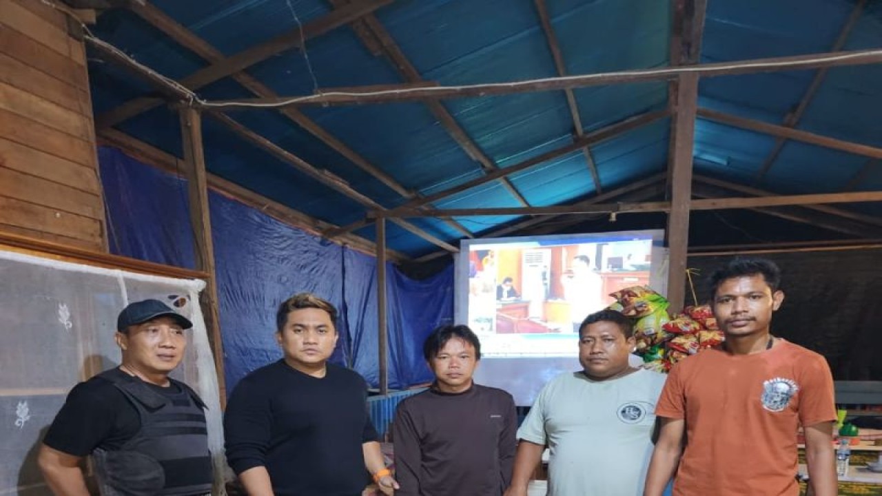 Satreskrim Polres Kapuas Hulu saat melakukan penangkapan terhadap tersangka HB (baju kaos hitam lengan panjang di tengah) terkait kasus pencabulan anak di bawah umur di wilayah Kapuas Hulu Kalimantan Barat. ANTARA/HO-Satreskrim Polres Kapuas Hulu.