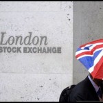 Seorang warga Inggris melintas di pintu masuk Bursa Efek London di London, Inggris. ANTARA/REUTERS/Peter Nicholls/am.-1673923759