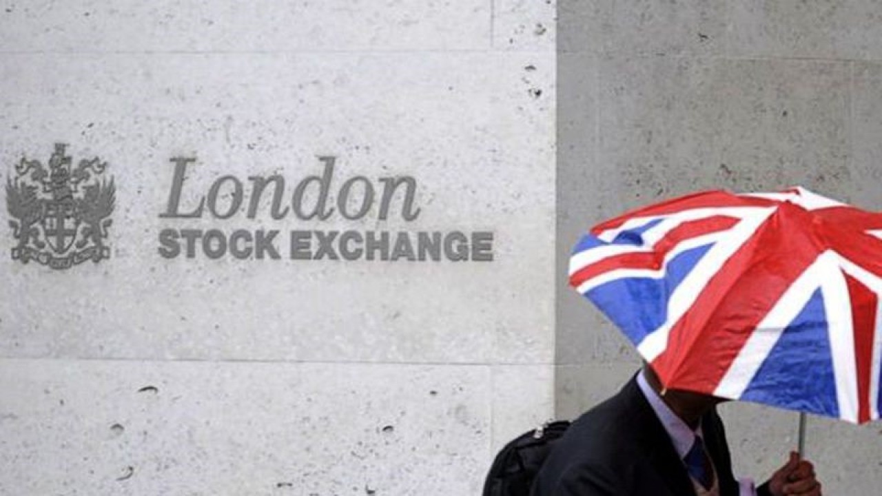 Seorang warga Inggris melintas di pintu masuk Bursa Efek London di London, Inggris. ANTARA/REUTERS/Peter Nicholls/am.