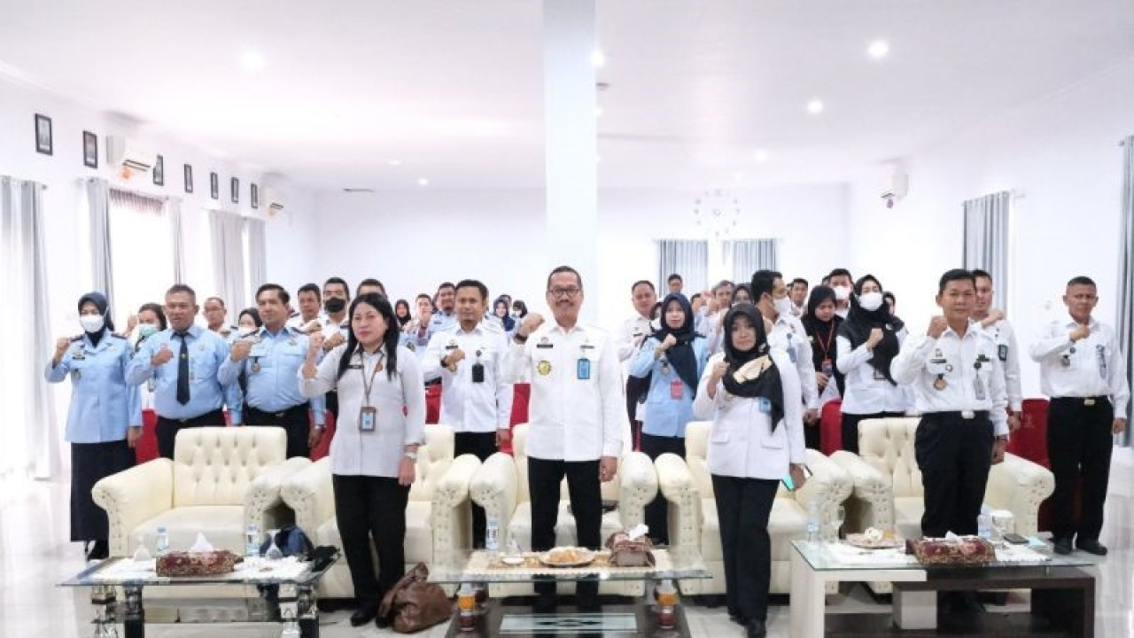 Kepala Divisi Administrasi Kemenkumham Muslim Alibar (tengah) saat menghadiri Rekonsiliasi Laporan Keuangan dan Barang Milik Negara (BMN) Tahun Anggaran 2022 di Pangkalpinang, Kamis. (Aprionis)