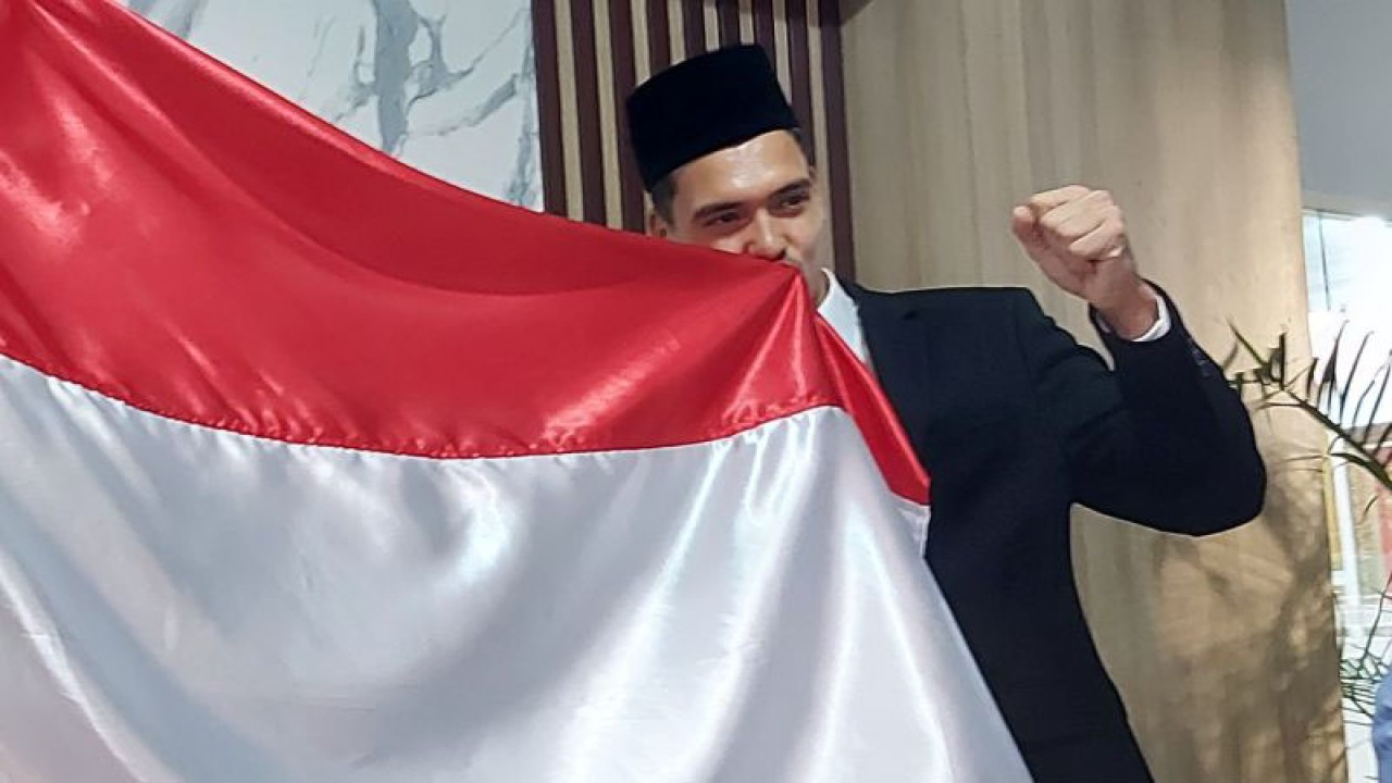 Shayne Pattynama mencium bendera Indonesia usai melaksanakan sumpah janji setia WNI di Kantor Wilayah Kementerian Hukum dan Ham (Kanwil Kemenkumham) DKI Jakarta, Selasa (24/1/2023). (ANTARA/Aditya Ramadhan)