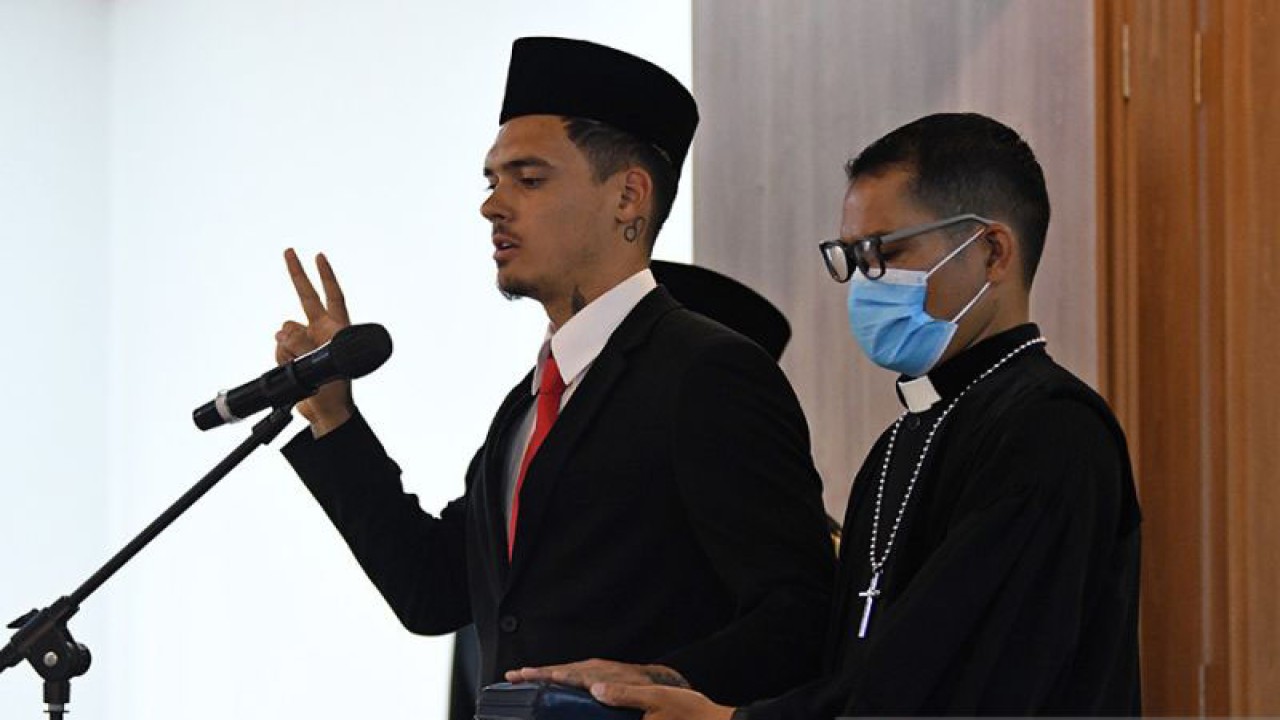 Pesepak bola Shayne Pattynama (kiri) mengucapkan sumpahnya menjadi Warga Negara Indonesia (WNI) di Kantor Wilayah Kemenkumham DKI Jakarta, Cawang, Jakarta, Selasa (24/1/2023). Atlet berdarah Maluku yang kini bermain di klub di Liga Norwegia, Viking FK tersebut diharapkan PSSI dapat menjadi andalan baru Timnas Indonesia dalam Piala Asia 2023. ANTARA FOTO/Aditya Pradana Putra/rwa.