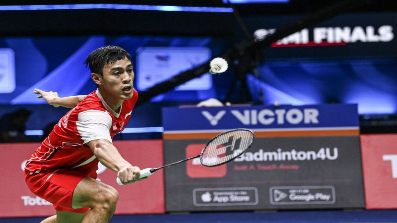 Foto arsip - Pebulu tangkis tunggal putra Indonesia Shesar Hiren Rhustavito mengembalikan kok ke arah lawannya pebulu tangkis tunggal putra Jepang Kodai Naraoka dalam pertandingan babak semifinal final Piala Thomas 2022 di Impact Arena, Bangkok, Thailand, Jumat (13/5/2022). Rhustavito menang dengan skor 21-17 dan 21-11 sekaligus mengantar Tim Thomas Indonesia ke final setelah menang 3-2 atas tim Thomas Jepang. ANTARA FOTO/M Risyal Hidayat/foc.