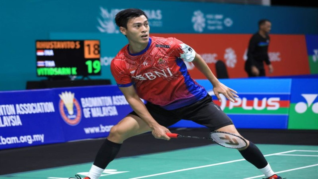 Tunggal putra Indonesia Shesar Hiren Rhustavito tersingkir di babak pertama Malaysia Open usai kalah dari pebulu tangkis asal Thailand Kunlavut Vitidsarn dengan skor 23-21, 19-21, 22-24 di Axiata Arena, Kuala Lumpur, Malaysia, Rabu (11/1/2023). (ANTARA/HO-PBSI)