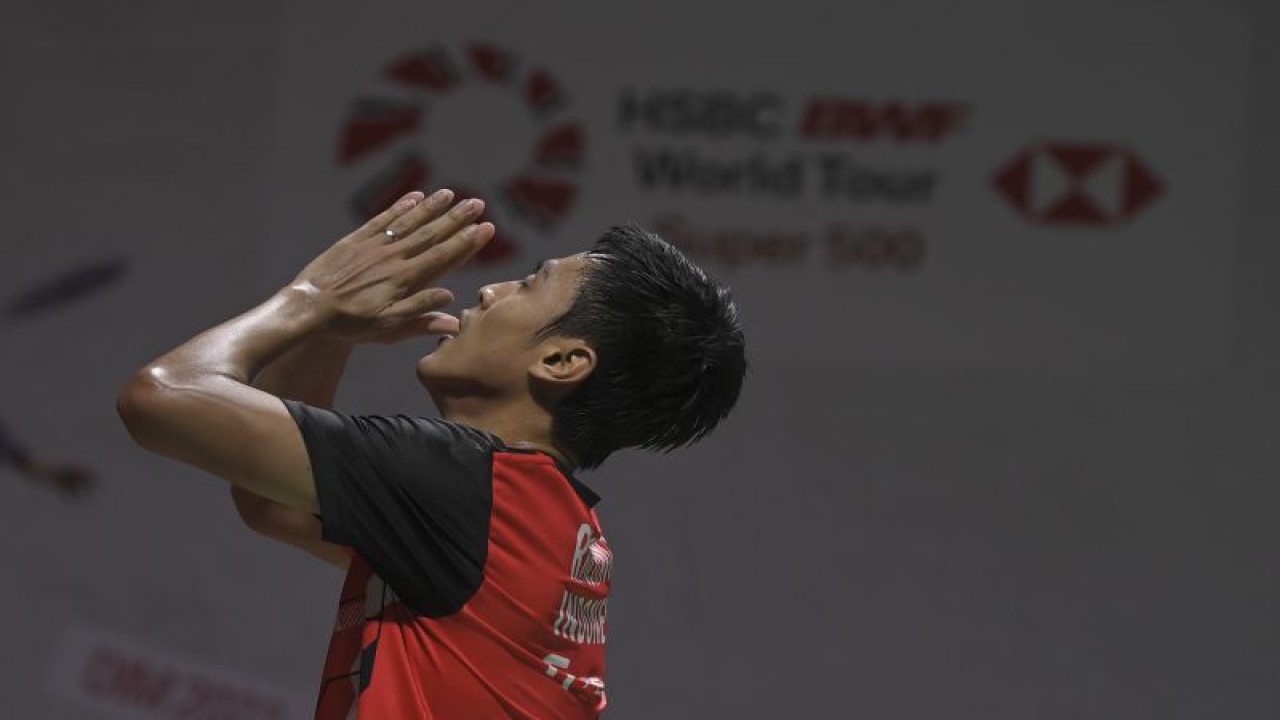 Pebulu tangkis tunggal putra Indonesia Shesar Hiren Rhustavito melakukan selebrasi usai menang saat melawan pebulu tangkis tunggal putra India Kidambi Srikanth pada babak 32 besar turnamen Daihatsu Indonesia Masters 2023 di Istora Gelora Bung Karno, Senayan, Jakarta, Rabu (25/1/2023). Shesar Hiren Rhustavito menang atas Kidambi Srikanth dengan skor 21-10 dan 24-22. ANTARA FOTO/M Risyal Hidayat/tom