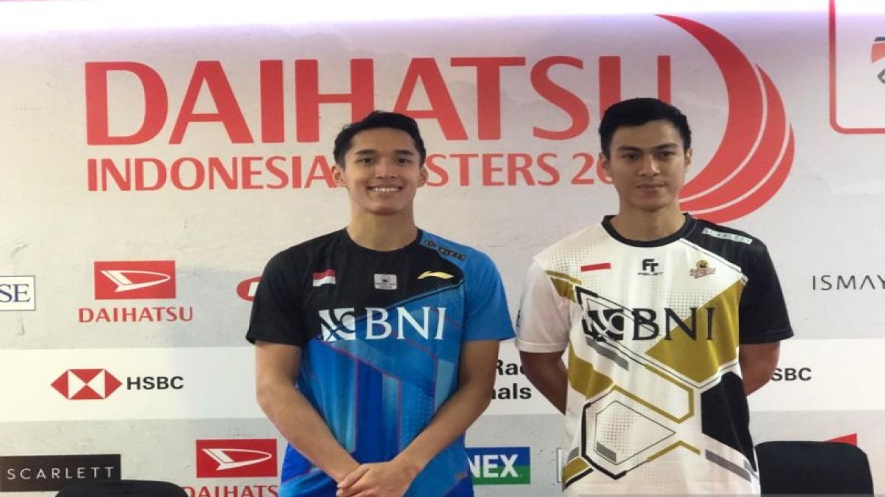 Pebulu tangkis tunggal putra Indonesia, Jonatan Christie (kiri) dan Shesar Hiren Rhustavito (kanan), berfoto bersama setelah melakoni pertandingan babak 16 besar Indonesia Masters 2023 di Istora Senayan, Jakarta, Kamis (26/1/2023). (ANTARA/Roy Rosa Bachtiar)