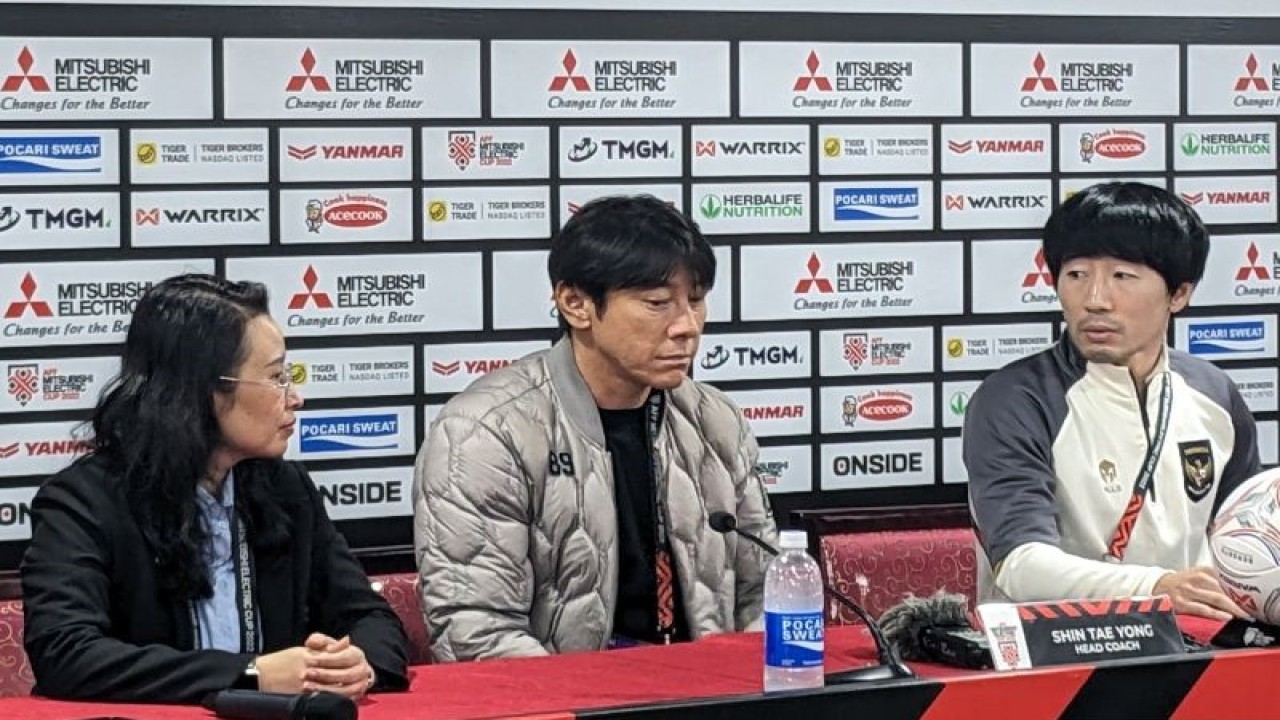 Pelatih tim nasional Indonesia Shin Tae-yong (tengah) memberikan pernyataan usai skuadnya kalah 0-2 pada laga leg kedua semifinal Piala AFF 2022 di Stadion Nasional My Dinh, Hanoi, Vietnam, Senin (9/1/2023). (ANTARA/Michael Siahaan)