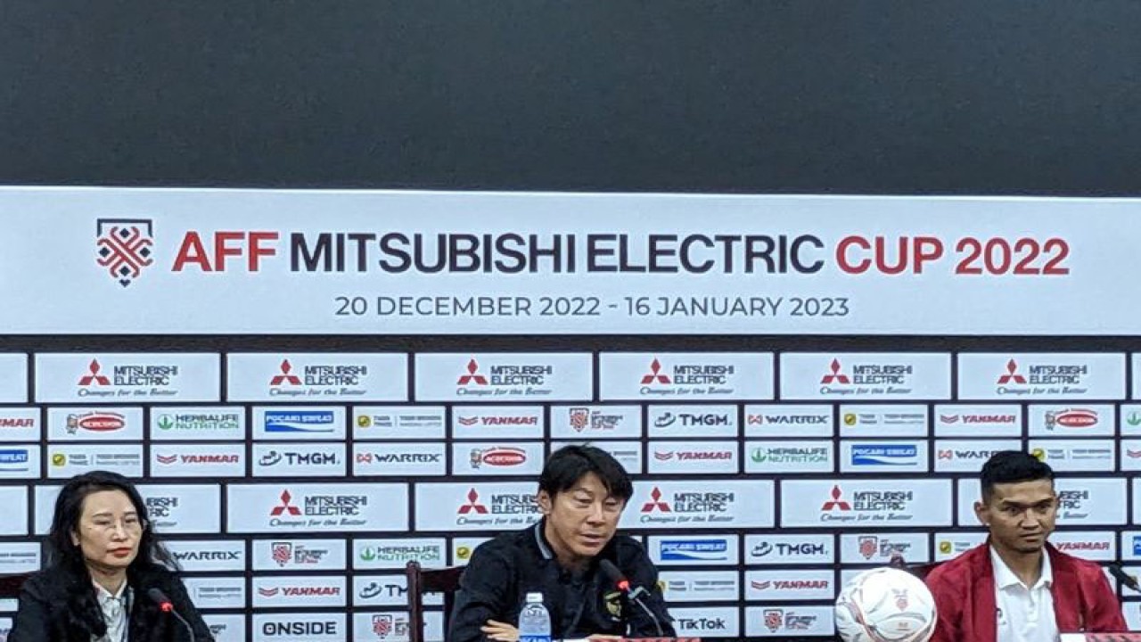 Pelatih tim nasional Indonesia Shin Tae-yong (tengah) dan penyerang skuadnya Dendy Sulistyawan (kanan) memberikan pernyataan dalam konferensi pers sebelum pertandingan leg kedua semifinal Piala AFF 2022 kontra tuan rumah Vietnam di Kantor VFF, Hanoi, Minggu (8/1/2023). (ANTARA/Michael Siahaan)