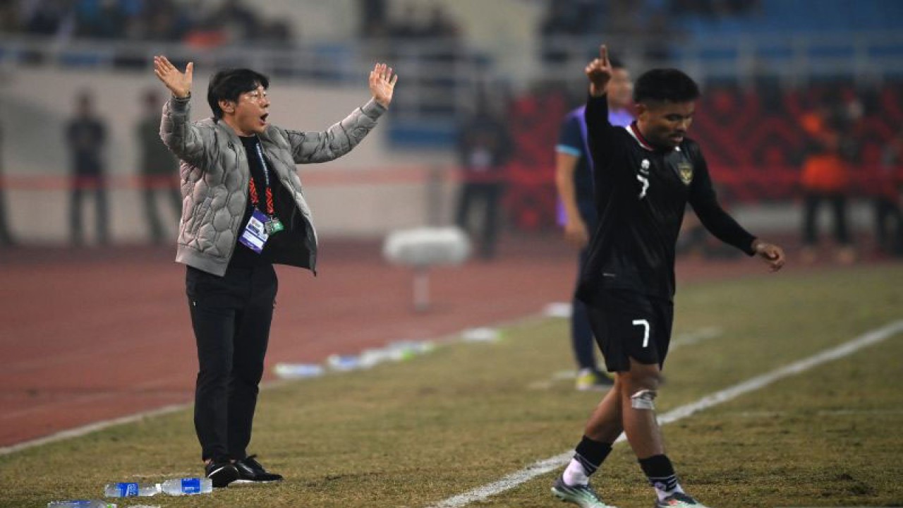 Pelatih Timnas Indonesia Shin Tae-yong bereaksi usai pemainnya dilanggar keras oleh pesepak bola Timnas Vietnam dalam pertandingan leg 2 babak semi final Piala AFF 2022 di Stadion Nasional My Dinh, Hanoi, Vietnam, Senin (9/1/2023). ANTARA FOTO/Aditya Pradana Putra/tom.