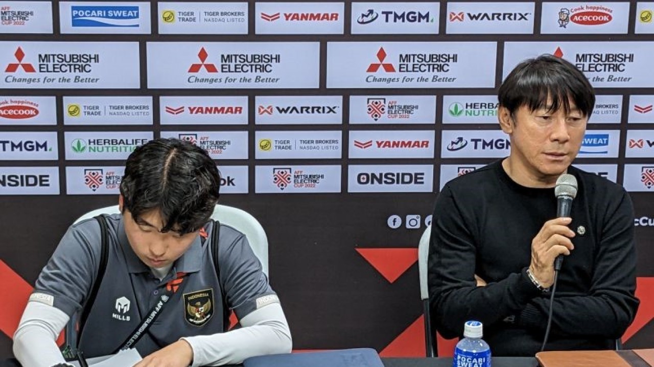 Pelatih tim nasional Indonesia Shin Tae-yong (kanan) memberikan pernyataan kepada media usai membawa skuadnya menang 2-1 atas Filipina pada laga terakhir Grup A Piala AFF 2022 di Stadion Rizal Memorial, Manila, Senin (2/1/2023). (ANTARA/Michael Siahaan)