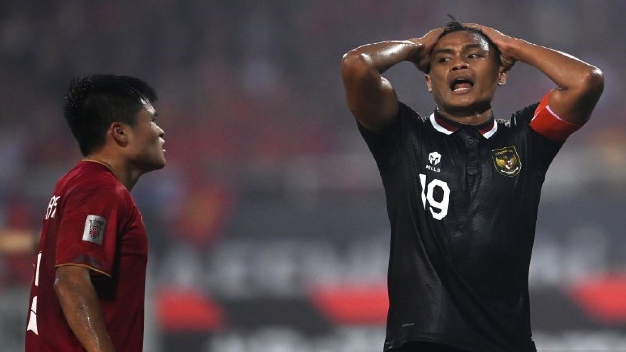 Pesepak bola Timnas Indonesia Fachruddin Aryanto (kanan) bereaksi usai gagal membobol gawang Timnas Vietnam dalam pertandingan leg 2 babak semi final Piala AFF 2022 di Stadion Nasional My Dinh, Hanoi, Vietnam, Senin (9/1/2023). ANTARA FOTO/Aditya Pradana Putra/tom. (ANTARA FOTO/ADITYA PRADANA PUTRA)