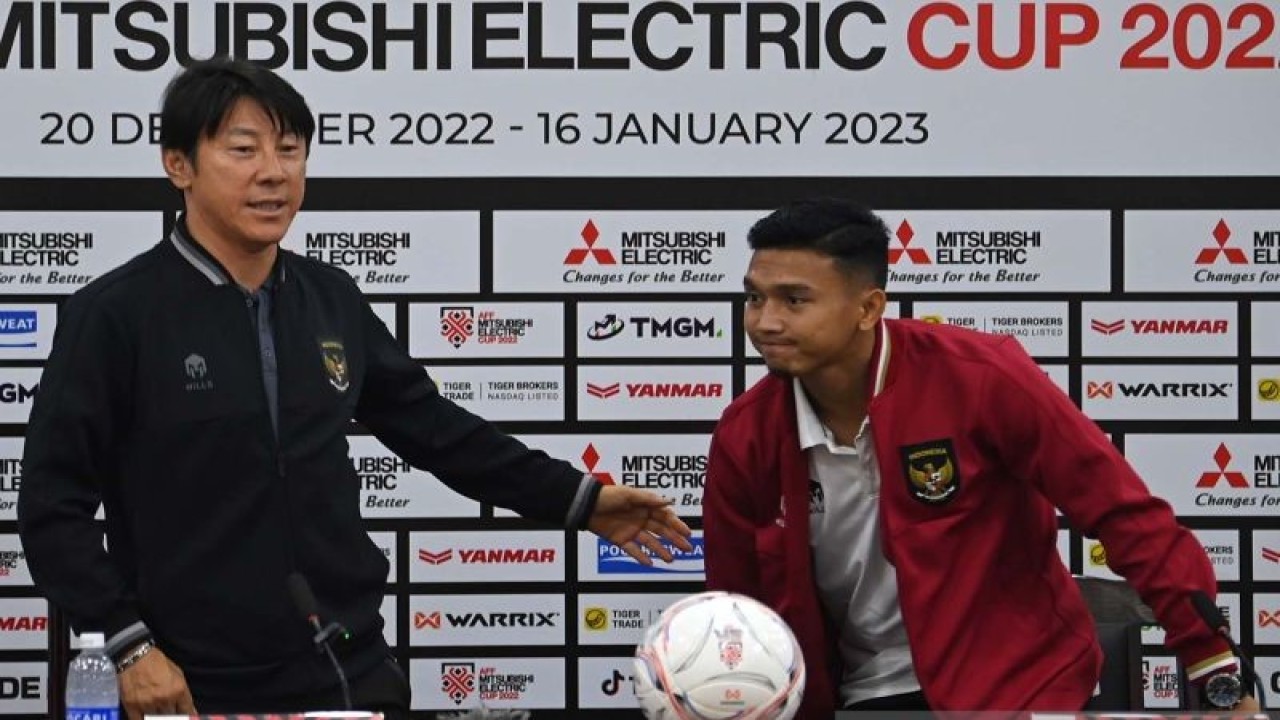 Pelatih Tim Nasional Indonesia Shin Tae-yong (kiri) didampingi pesepak bola Dendy Sulistyawan (kanan) beranjak usai menyampaikan keterangan kepada wartawan dalam sesi konferensi pers jelang pertandingan leg 2 babak semi final Piala AFF 2022 di gedung Federasi Sepak Bola Vietnam (VFF), Hanoi, Minggu (8/1/2023). ANTARA FOTO/Aditya Pradana Putra/aww.