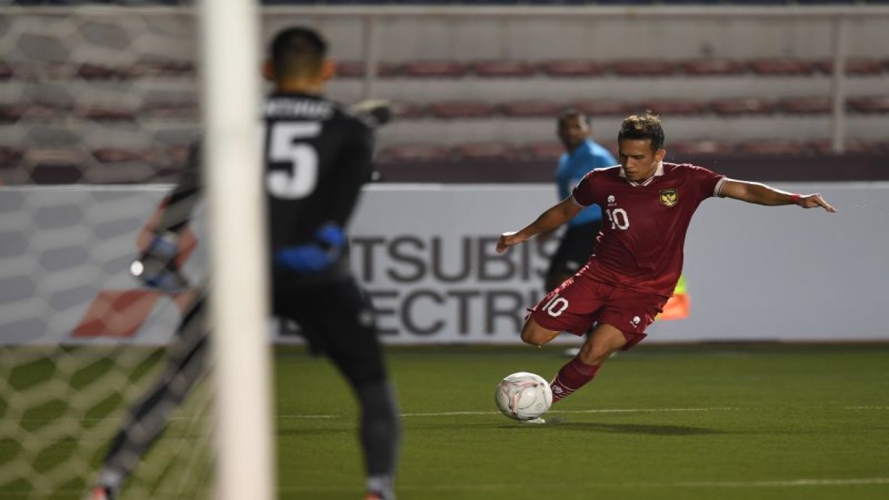 Pesepak bola Timnas Indonesia Egy Maulana Vikri (kanan) melakukan tembakan ke arah kiper Timnas Filipina Anthony Pinthus (kiri) dalam laga lanjutan Grup A Piala AFF 2022 di Rizal Memorial Stadium, Manila, Filipina, Senin (2/1/2023). ANTARA FOTO/Akbar Nugroho Gumay/wsj.