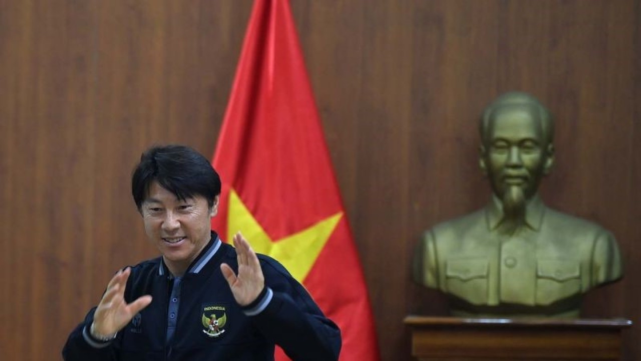 Pelatih Tim Nasional Indonesia Shin Tae-yong berjalan seusai menyampaikan keterangan kepada wartawan dalam sesi konferensi pers jelang pertandingan leg 2 babak semi final Piala AFF 2022 di gedung Federasi Sepak Bola Vietnam (VFF), Hanoi, Minggu (8/1/2023). ANTARA FOTO/Aditya Pradana Putra/aww.