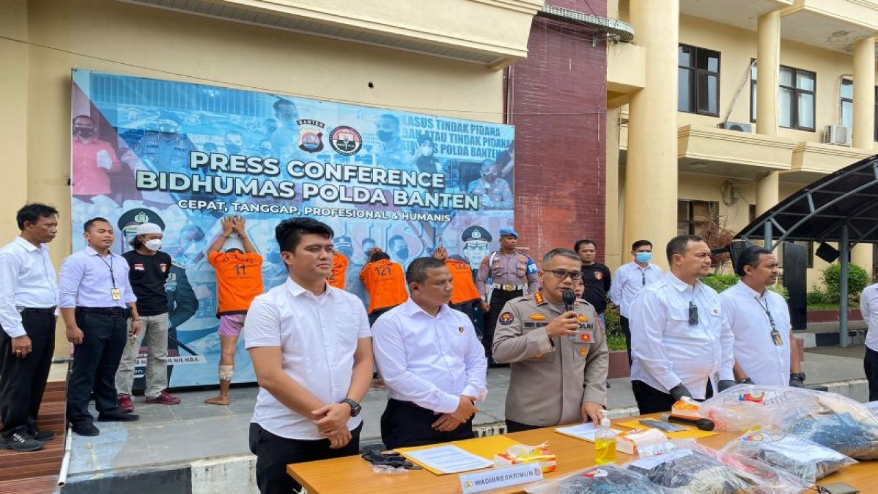 Kabid Humas Polda Banten Kombes Pol Shinto Silitonga (tengah) menyampaikan keterangan pers terkait penangkapan empat tersangka pelaku pembuhuhan dua orang korban di Lebak, di Mapolda Banten, Senin. (Mulyana)