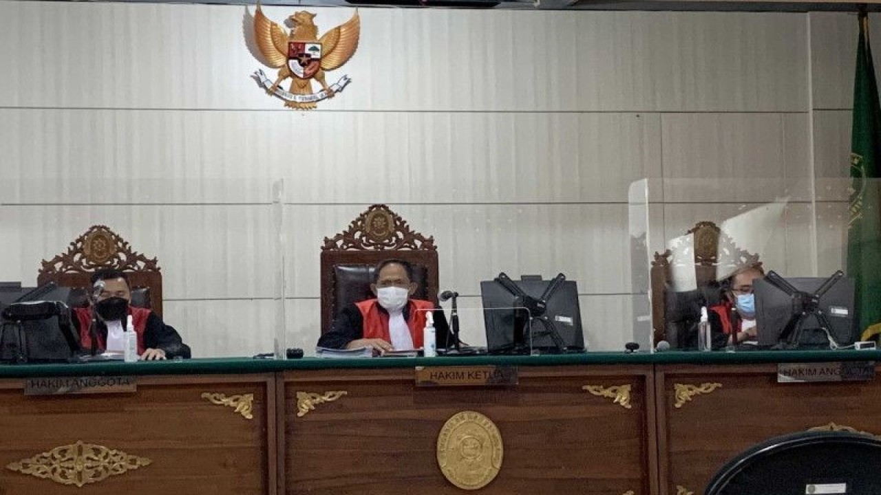 Ketua Majelis Hakim Judi Prasetya (tengah) saat memimpin persidangan kasus gugatan perdata Tragedi Kanjuruhan di Ruang Cakra Pengadilan Negeri Malang, Kota Malang, Jawa Timur, Selasa (24/1/2023). (ANTARA/Vicki Febrianto)