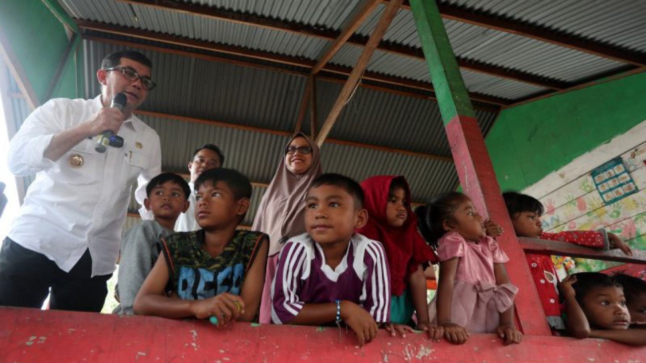 Pj Wali Kota Banda Aceh Bakri Siddiq saat mengunjungi anak di kawasan Gampong Jawa Banda Aceh guna menyampaikan program PAUD gratis, Jumat (20/1/2023). (ANTARA FOTO/Irwansyah Putra)