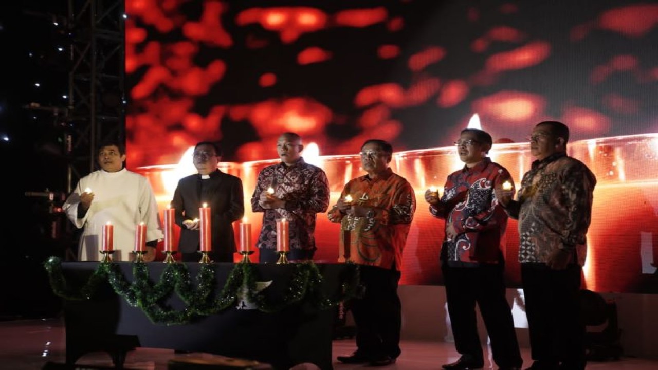Direktur Keuangan dan Manajemen Risiko SIG Andriano Hosny Panangian saat melakukan prosesi penyalaan lilin Natal pada perayaan "Natal Bersama Kementerian BUMN dan BUMN" Tahun 2022 di Surabaya, Jatim, Sabtu (14/1/2023). ANTARA/HO-SIG