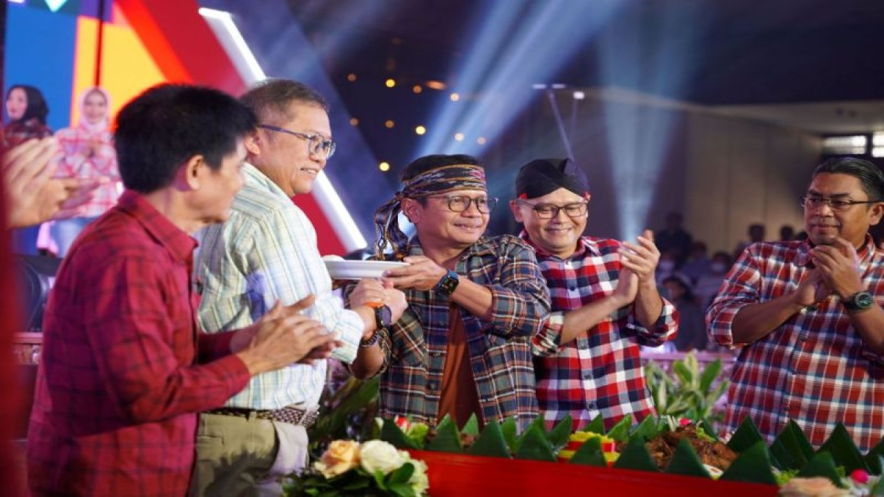Direktur Utama SIG, Donny Arsal (ketiga kiri) menyerahkan potongan tumpeng kepada Komisaris Utama SIG, Rudiantara (kedua kiri) pada acara perayaan HUT ke-10 SIG beberapa waktu lalu. (ANTARA/HO-SIG)