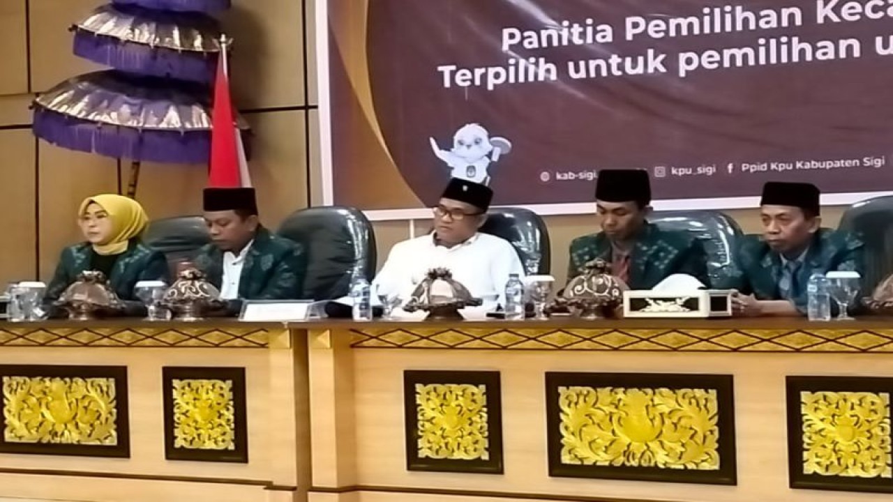 KPU Kabupaten Sigi, Sulawesi Tengah, melaksanakan pelantikan dan pengambilan sumpah 75 orang anggota PPK Pemilu berlangsung di Palu, Rabu (4/1/2023) (ANTARA/HO-Awal)