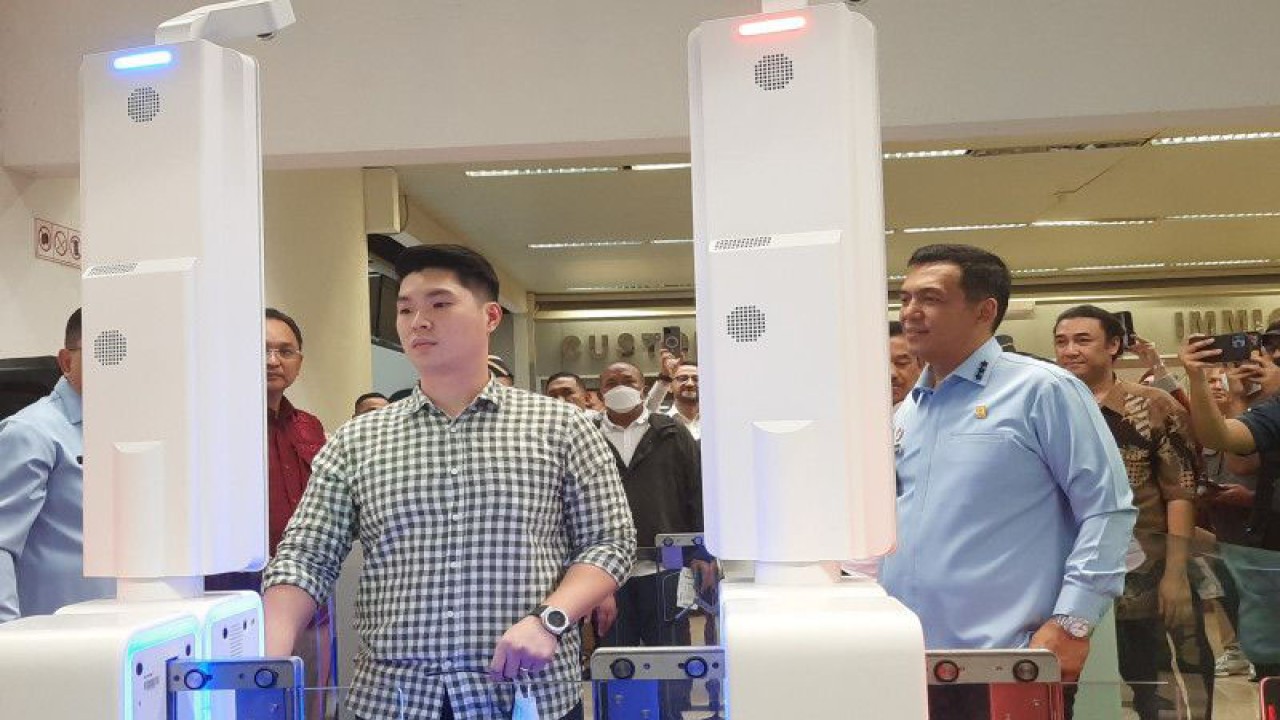 Dirjen Imigrasi Kemenkumham, Silmi Salim (kanan) saat menyaksikan pengooerasian sistem pemindai otomatis (autogate) perlintasan keimigrasian di Terminal 2D Bandara Internasional Soetta, Tangerang, Banten. (ANTARA/Azmi Samsul Maarif)