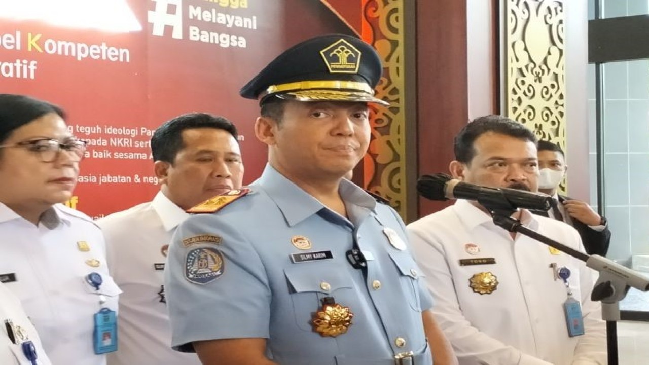 Direktur Jenderal (Dirjen) Imigrasi Kementerian Hukum dan Hak Asasi Manusia (Kemenkumham) RI Silmy Karim saat diwawancarai oleh awak media massa di Jakarta, Rabu, (4/1/2023). ANTARA/Muhammad Zulfikar.
