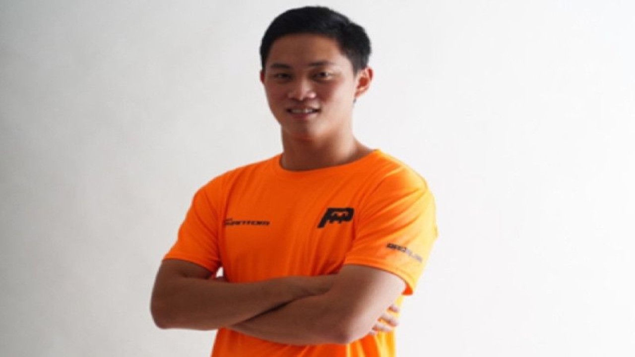 Pebalap muda Indonesia sekaligus atlet sim racer yang juga merupakan founder dan CEO JMX Phantom Presley Martono. (ANTARA/HO)