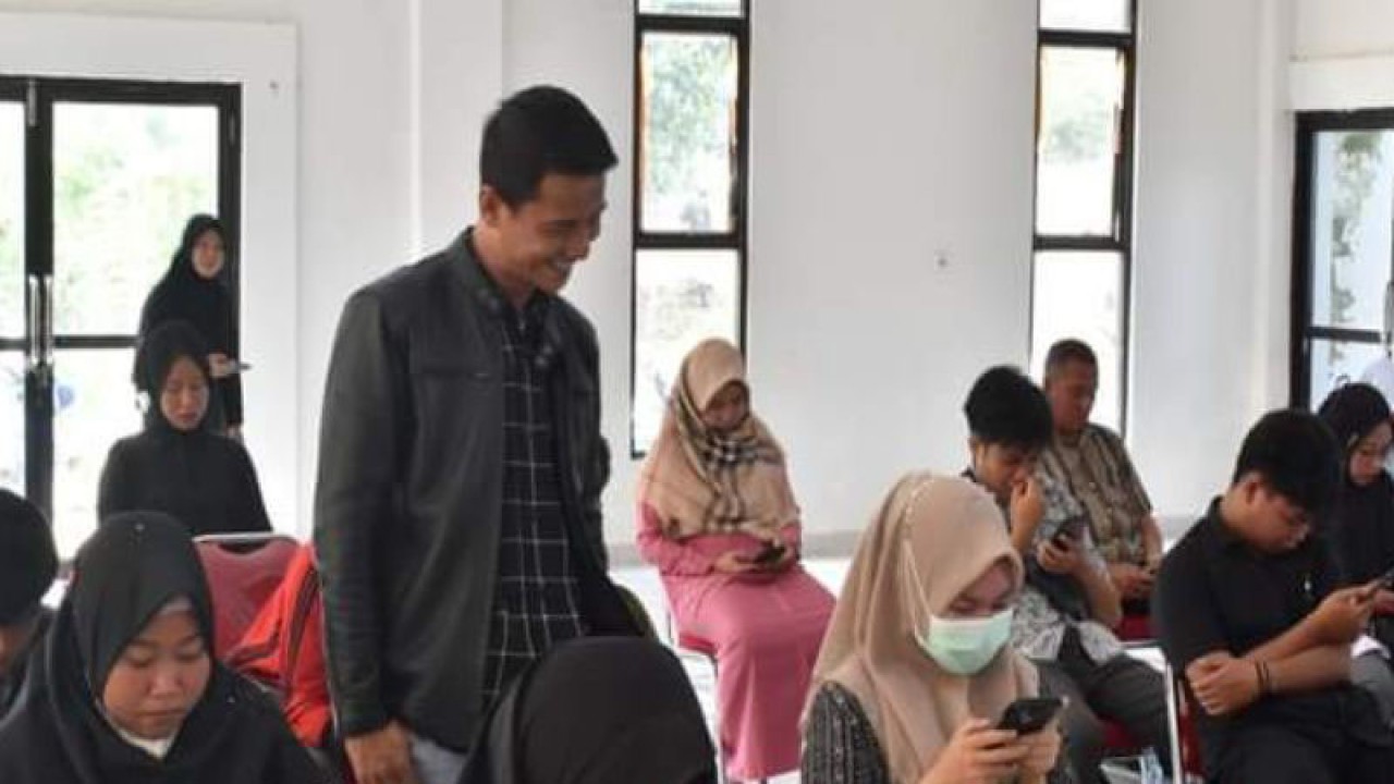 Anggota KPU Kabupaten Bangka Barat Harpandi (berdiri) mengawasi peserta tes tertulis seleksi calon PPS di Kecamatan Simpangteritip. (ANTARA/HO-KPU Kabupaten Bangka Barat)