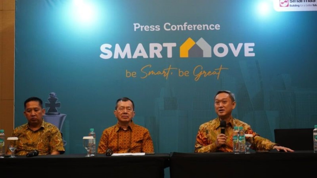 Nurhadi Lie selaku Corporate Head of Sales & Marketing Sinar Mas Land (kiri), Herry Hendarta sebagai Direktur Sinar Mas Land (tengah) dan Hermawan Wijaya selaku Direktur PT Bumi Serpong Damai (kanan) saat memberikan keterangan kepada media mengenai program Smart Move di ICE BSD City Tangerang, Selasa.