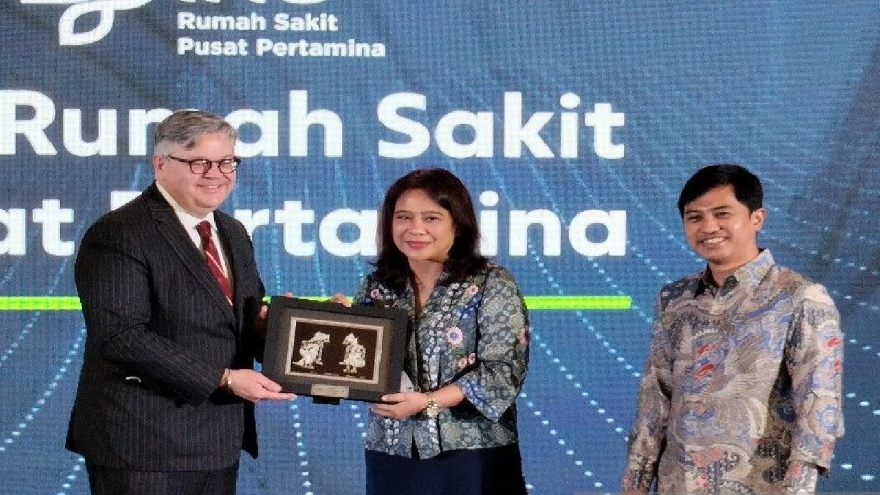 Direktur Utama Pertamedika IHC drg. Mira Dyah Wahyuni (tengah) menyerahkan cenderamata kepada Executive Director Mayo Clinic International dr. Brian A. Costello (kiri) disaksikan oleh Wakil Menteri Kesehatan Dante Saksono dalam acara pengumuman resmi Rumah Sakit Pusat Pertamina menjadi member Mayo Clinic Care Network di Jakarta, Kamis (26/1/2023). ANTARA/Aji Cakti