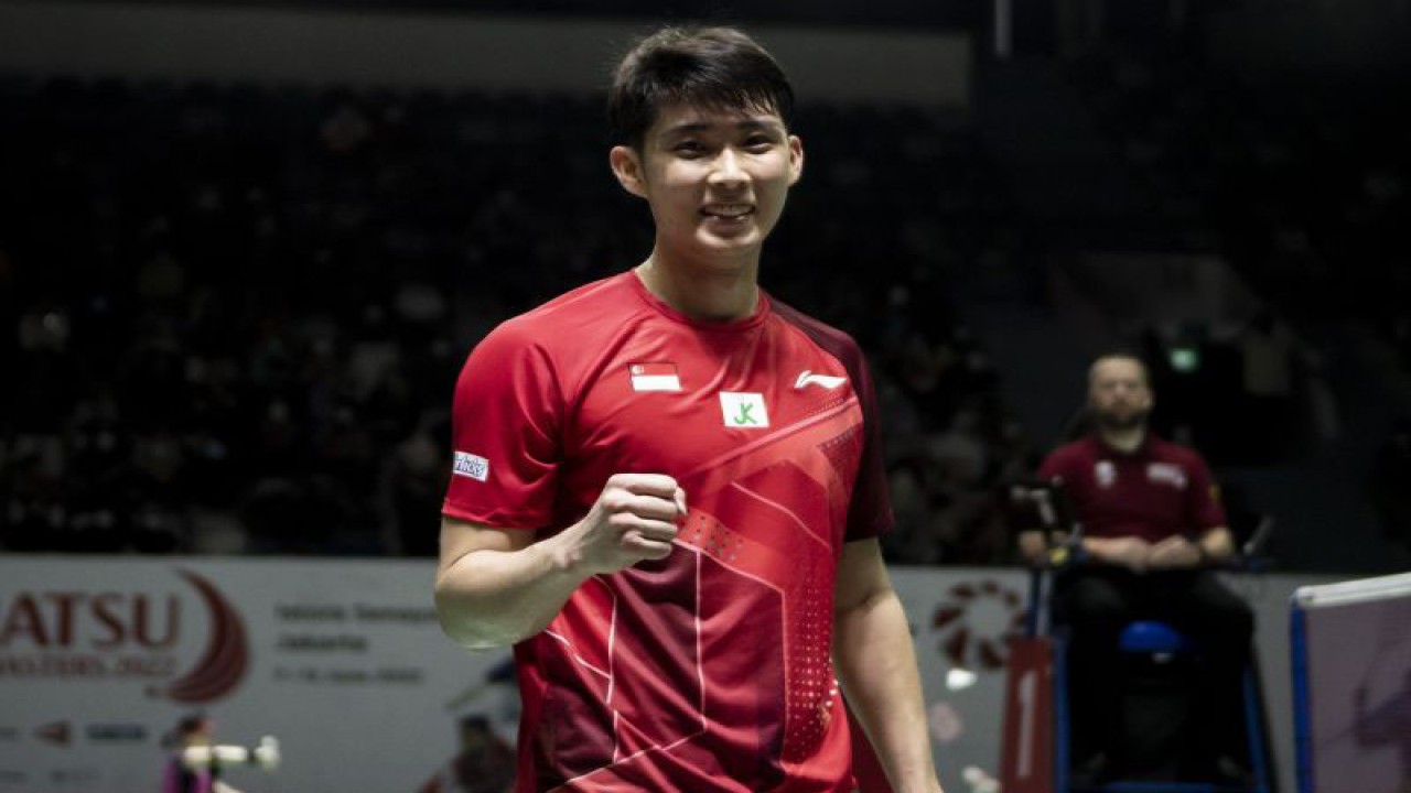 Arsip - Pebulu tangkis tunggal putra Singapura Loh Kean Yew berpose usai mengalahkan pebulu tangkis putra Indonesia Chico Aura Dwi Wardoyo pada pertandingan babak 16 besar Daihatsu Indonesia Masters 2022 di Istora Senayan, Jakarta, Kamis (9/6/2022). ANTARA FOTO/Muhammad Adimaja/YU