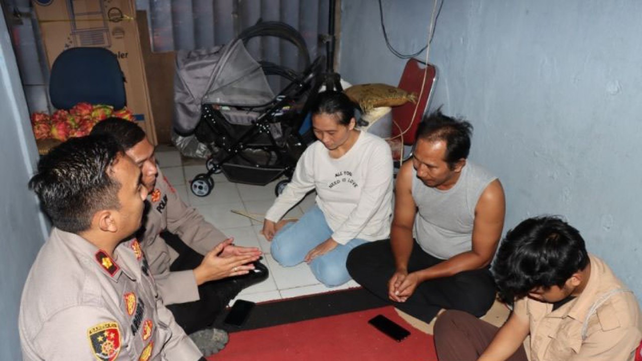 Polisi memulangkan siswa yang kedapatan tawuran di wilayah Cengkareng, Jakarta Barat, Jumat (6/1/2022) ANTARA/HO-Polres Metro Jakarta Barat