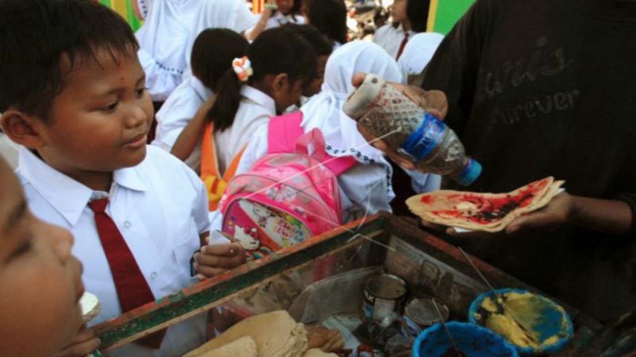 Arsip Foto. Siswa membeli jajanan di pinggir jalan di lingkungan sekolah. (FOTO ANTARA/Saiful Bahri)