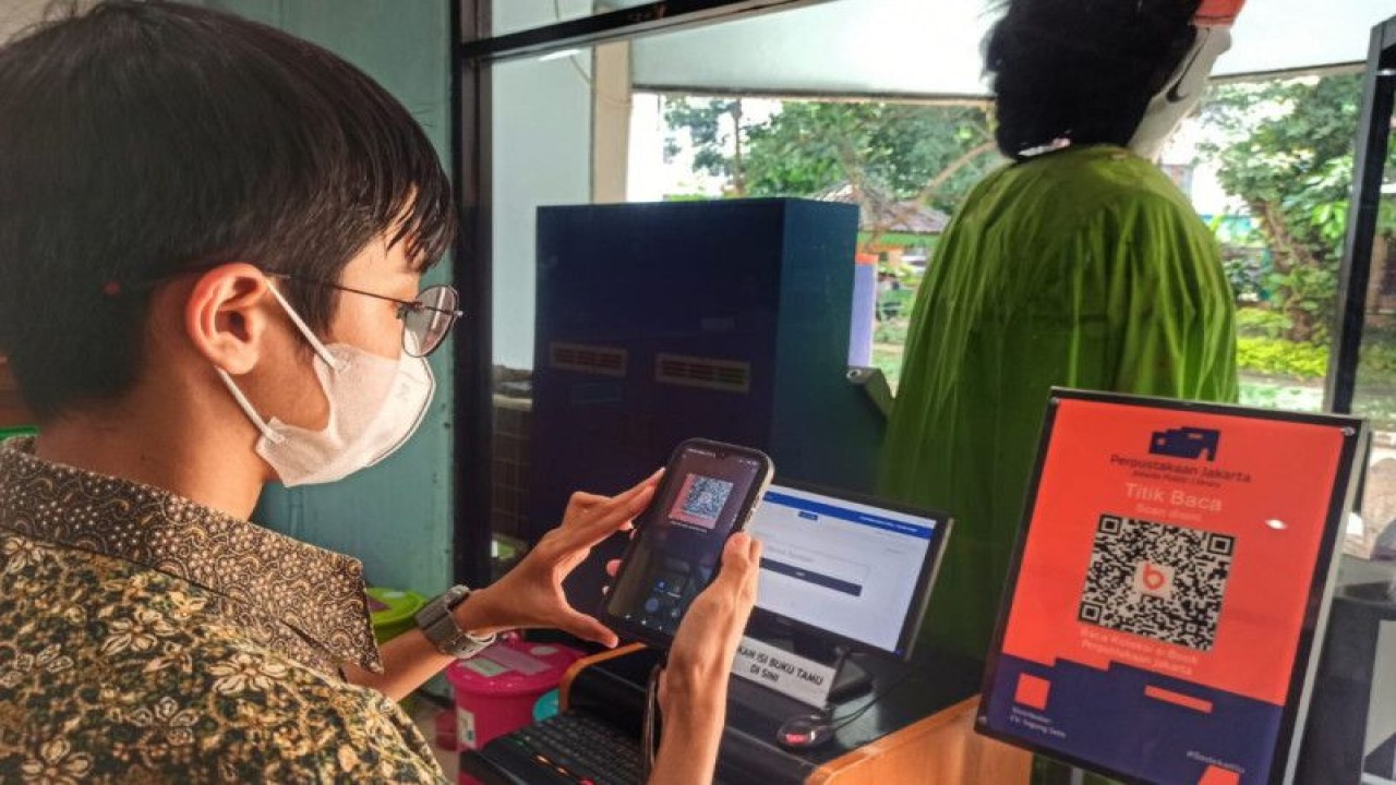 Seorang siswa mencoba kode batang untuk terhubung dengan perpustakaan daring, Jakarta, Kamis (19/1/2023). ANTARA/HO-Kominfotik Jakarta Selatan