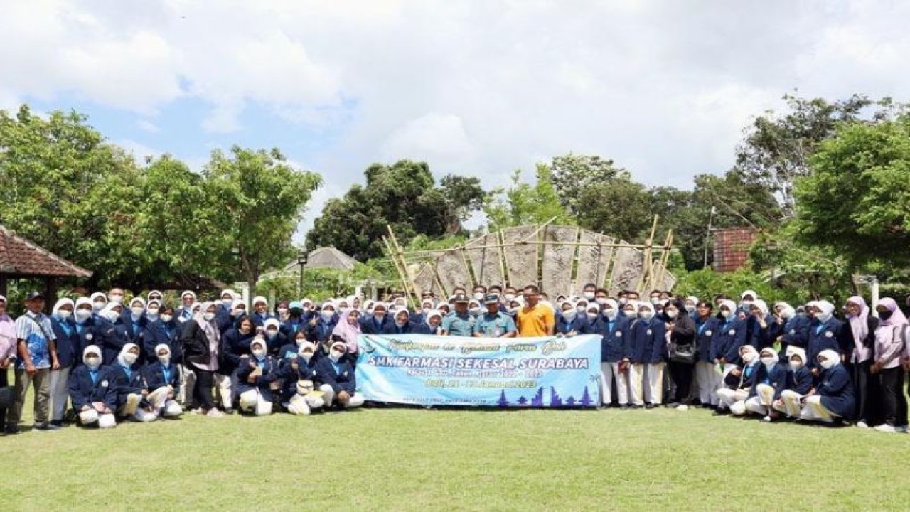 Rombongan siswa SMK Farmasi Sekesal Surabaya, Jawa Timur melakukan foto bersama saat kunjungan Ke Pak Oles Green School, Kang Zanger Bokashi Farm, di Denpasar. ANTARA/HO-PT Karya Pak Oles Tokcer.