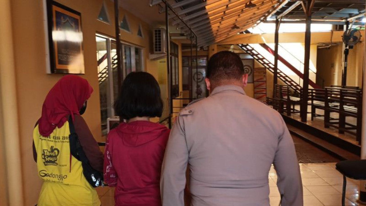 Siswi SMA hilang mendatangi Polsek Duren Sawit, Jakarta, Kamis (12/1/2023). ANTARA/Yogi Rachman